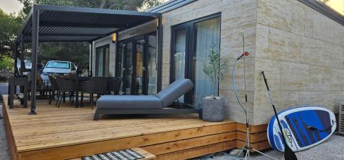 德拉格MH Holiday Dream - Morning Sun的木甲板上带长凳的房子
