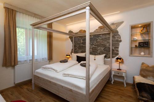 TrebesingSmileys Fluss Chalet的一间卧室配有一张四柱床。