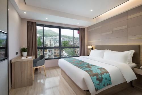 凤凰莫林风尚酒店凤凰古城沱江店的一间设有大床和窗户的酒店客房