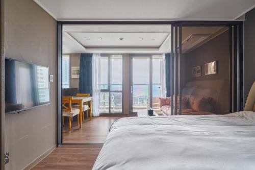 釜山Flat nearby Heaundae beach的一间卧室配有一张大床,享有一个房间的景色