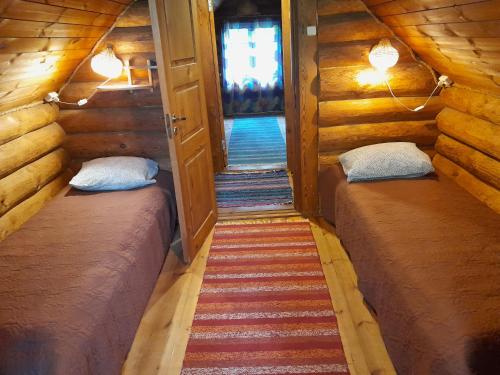 AinjaKäbi Holiday Homes的小木屋内带两张床的小房间