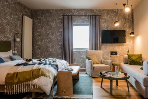 霍恩巴赫霍恩巴赫克劳斯特酒店的一间卧室配有一张床和一张沙发