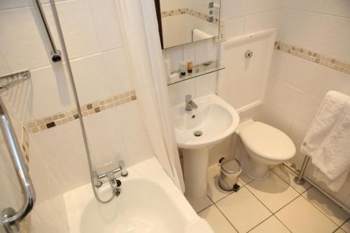 伦敦肯辛顿苑酒店 - 伯爵府 的白色的浴室设有卫生间和水槽。