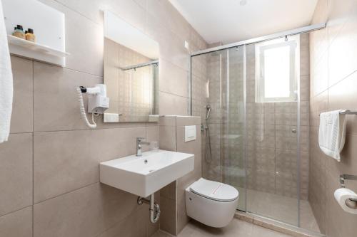 乌尔齐尼Hotel Olea的浴室配有卫生间、盥洗盆和淋浴。