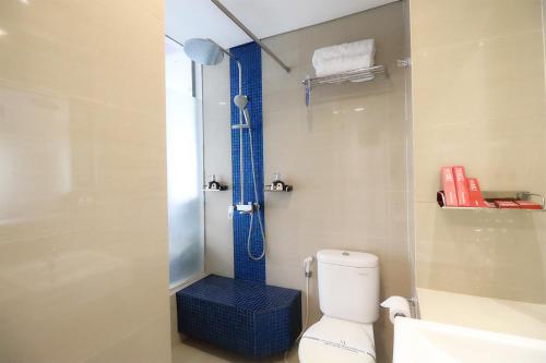 雅加达Moritz Biz Gandaria的带淋浴和白色卫生间的浴室