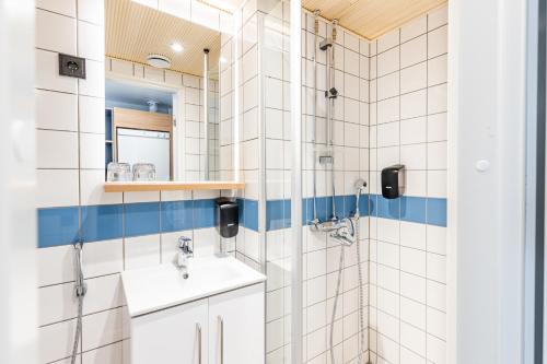 维耶鲁迈基Sporttihotelli Pihkala的带淋浴、盥洗盆和镜子的浴室