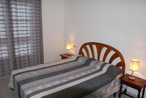 莱斯卡拉Casas La Vinya I的一间卧室配有一张床和两张台灯。