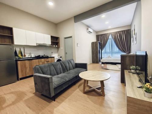 关丹Valley Suites by WyattHomes的带沙发和桌子的客厅以及厨房。