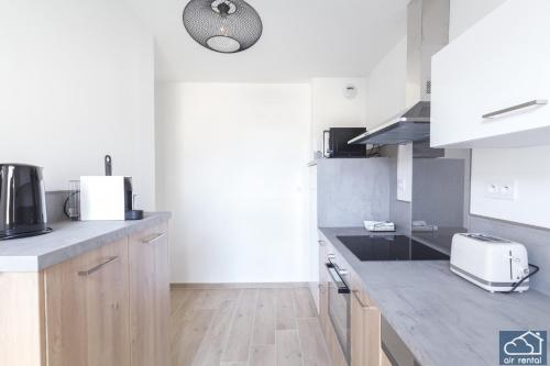 马赛Beautiful Appartement & Parking - Vieux-Port的厨房配有白色家电和台面