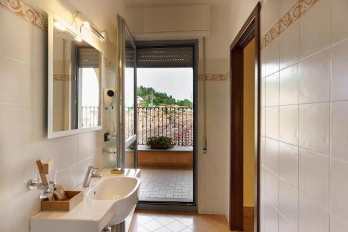 蒙福特达尔巴伊尔格拉波洛多罗酒店的一间带水槽和镜子的浴室以及窗户。