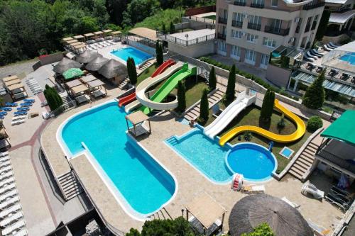 VrnjciVision apartmani Vrnjačka Banja的享有带水上公园的游泳池的顶部景致