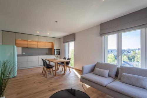 卢森堡Renovated 2 Bedroom Apartment with Parking & AC的客厅配有沙发和桌子