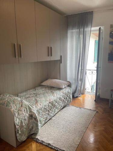 蒙泰伊索拉L'Isola dei Sapori的一间卧室配有床、橱柜和地毯