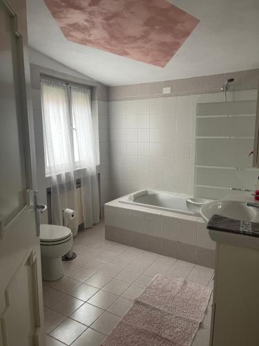 蒙泰伊索拉L'Isola dei Sapori的带浴缸、卫生间和盥洗盆的浴室