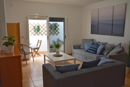 圭马尔港Apartamento Salitre的客厅配有两张沙发和一张桌子