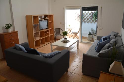 圭马尔港Apartamento Salitre的客厅配有两张沙发和一张桌子