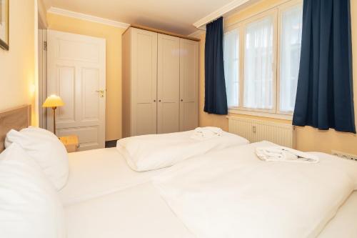 赛巴特班森Seehof Seehof 2 0的带窗户的客房内的2张白色床