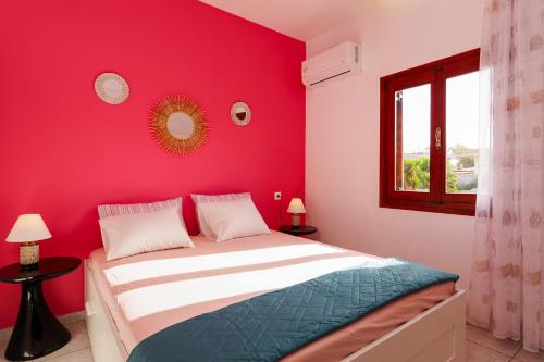 古尔内斯Entire vacation house near beach的卧室设有红色的墙壁和一张床