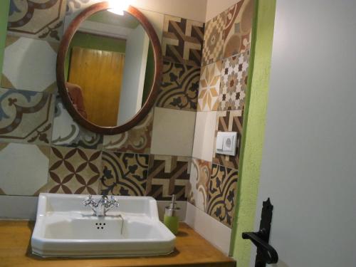 巴塞罗那Mas Can Puig de Fuirosos的一间带水槽和镜子的浴室