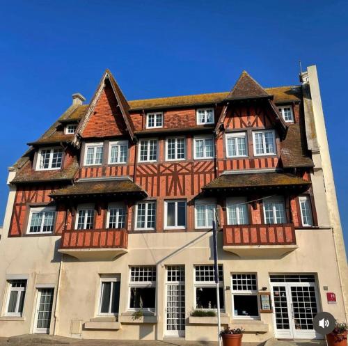 滨海布隆维尔Hôtel De La Mer - Deauville Blonville - Boutique Hôtel de charme vue Mer ou Campagne - Accès direct plage的一座大型建筑,拥有一座大型建筑