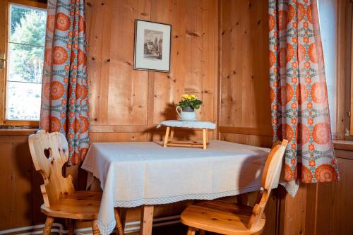 埃尔比格纳尔普Landhaus Geierwally的一间带桌子和两把椅子的用餐室