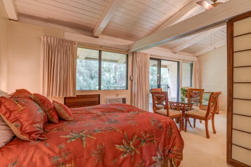 玛雷亚Hono Kai C12的一间卧室配有红色的床和桌椅