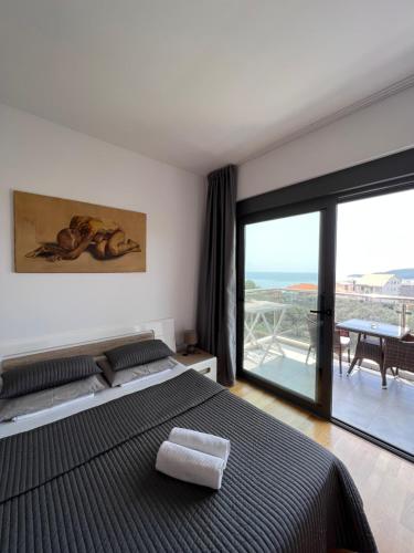 贝西奇Paradise Apartments Becici的一间卧室设有一张床,享有海景