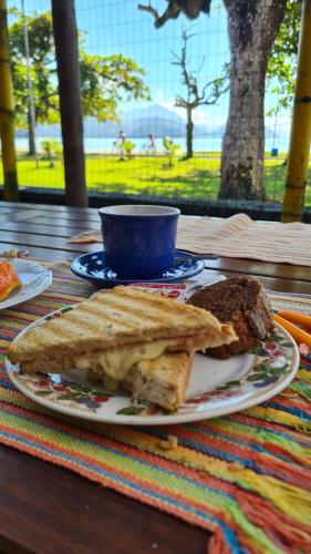 乌巴图巴Hostel Na Praia - Hospedagens e eventos的桌上的三明治,一盘食物