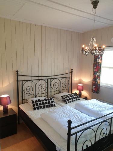 AxvallValle Vandrarhem的一间卧室配有一张大床和两盏灯