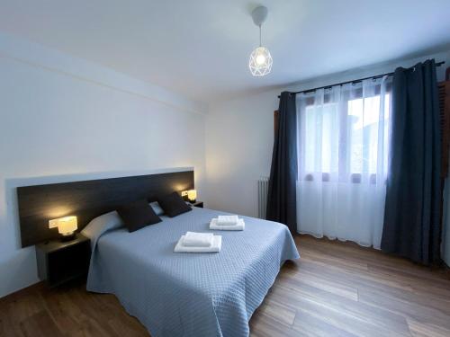博尔塔纳Apartamento Ara Boltaña的一间卧室配有一张床,上面有两条毛巾