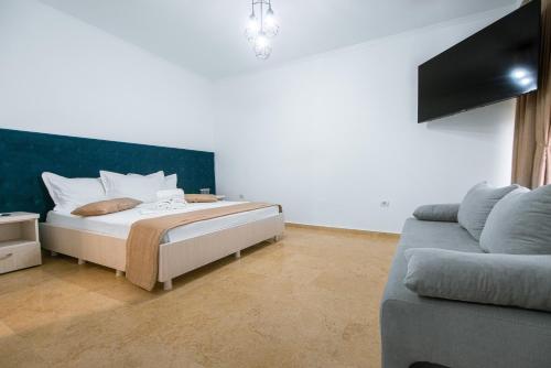 尼普顿Vila Puky的一间卧室配有一张床和一张沙发