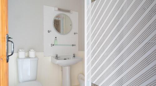 索里Ullswater的一间带水槽、卫生间和镜子的浴室