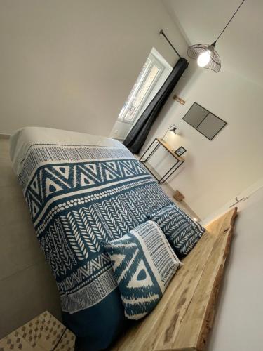 布尔日CLéMenCeau - MaRaiS - CaThéDraLe的一间卧室配有一张带两个枕头的床
