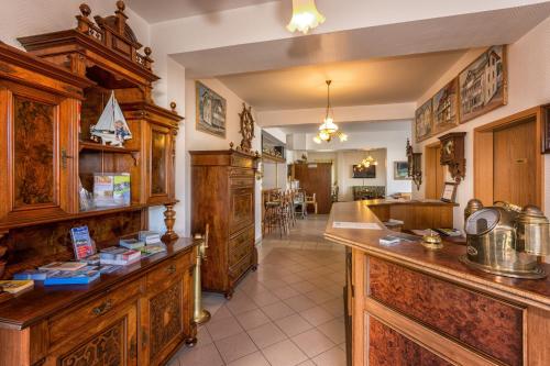宾茨Pension Anker的厨房配有木制橱柜和台面