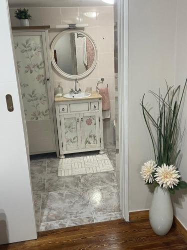 里瓦德塞利亚Casa Mariyina的一间带水槽和镜子的浴室