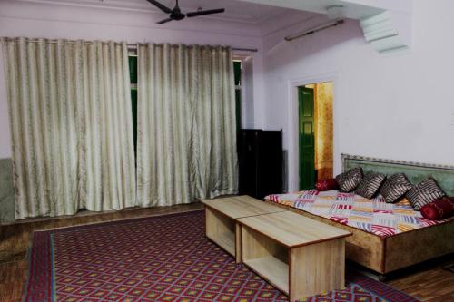 斋浦尔Friend India的一间卧室配有一张床和一张桌子