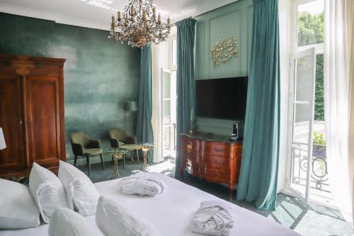 马夫列Hôtel Chateau de Maffliers - Demeures de Campagne的一间卧室配有两张床和一台平面电视