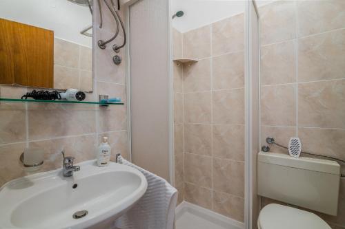 奇茲希Apartment Dinka的一间带水槽和淋浴的浴室
