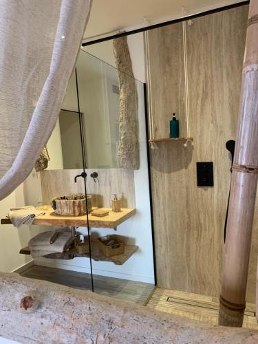 科尔巴拉VILLA MACAGNA的一间带水槽和镜子的浴室