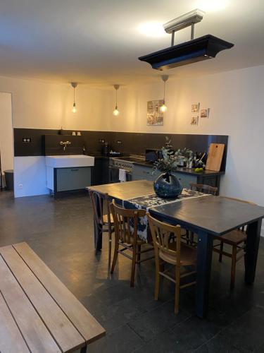 巴黎Artist's Home - Villa & Private Courtyard - 200m2的一间厨房,里面配有桌椅
