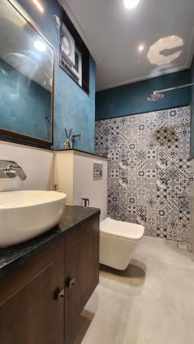 博帕尔Aaranya - A Boutique Stay的一间带水槽和卫生间的浴室