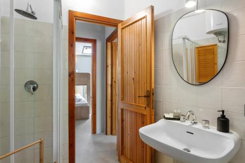 Porto IstanaBaia Dorata beach apartment的一间带水槽和镜子的浴室
