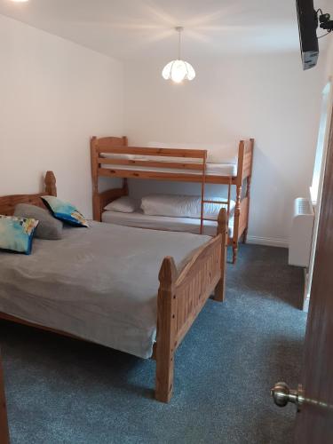 布里德灵顿Southbay Room 2的一间卧室配有两张双层床。