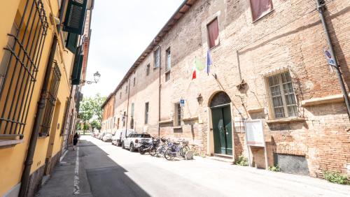 伊莫拉Imola Residence - Self Check-in的砖砌建筑旁的一条小巷,有自行车停放