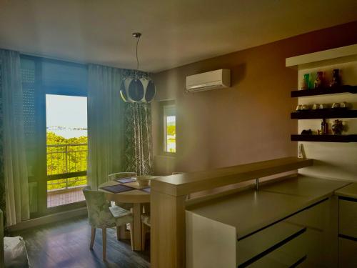 布尔加斯Vista Sul Mare II的厨房配有水槽、桌子和窗户