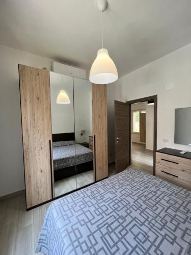 利沃诺I lecci的一间卧室配有一张床和镜子