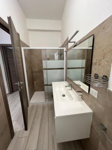 利沃诺I lecci的浴室设有白色水槽和镜子