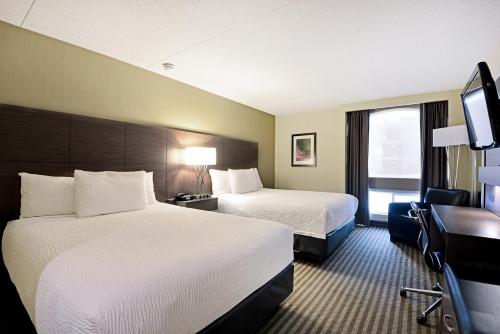 温尼伯温尼伯维多利亚旅馆酒店及会议中心的酒店客房设有两张床和一台平面电视。