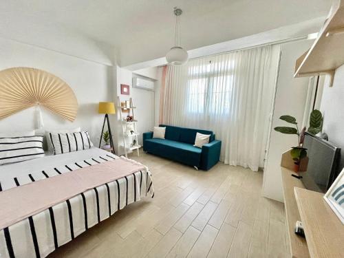 都拉斯Lola’s Apartment的一间卧室配有一张床和一张蓝色的沙发