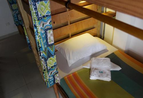 圣安德烈斯Karibbik Haus Hostel的双层床,上方有毛巾